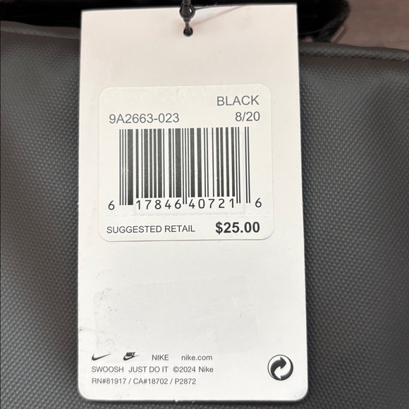 Nike Insulated Lunch bag,coated lining,fabric durable exterior,secure zip top - Picture 10 of 11